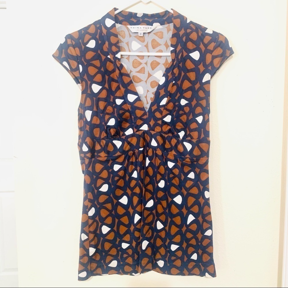 TRINA TURK 100% silk geometric V-neck blouse sz 4